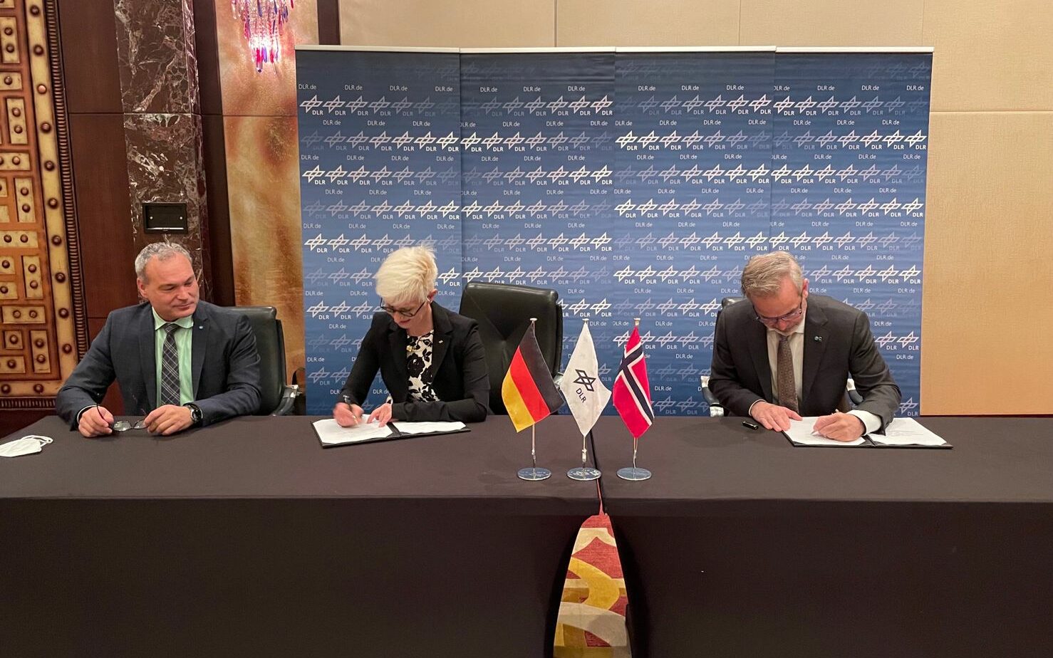 Deutsches Zentrum für Luft- und Raumfahrt (DLR) und Norwegisches Raumfahrtzentrum unterzeichnen bilaterales Abkommen.