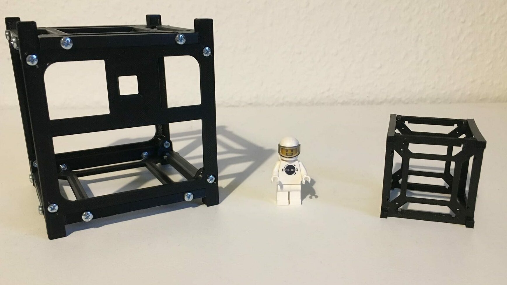 Größenvergleich Cubesat (1U, links), LEGO®-Figur und PocketQube (rechts); © Astrodrom