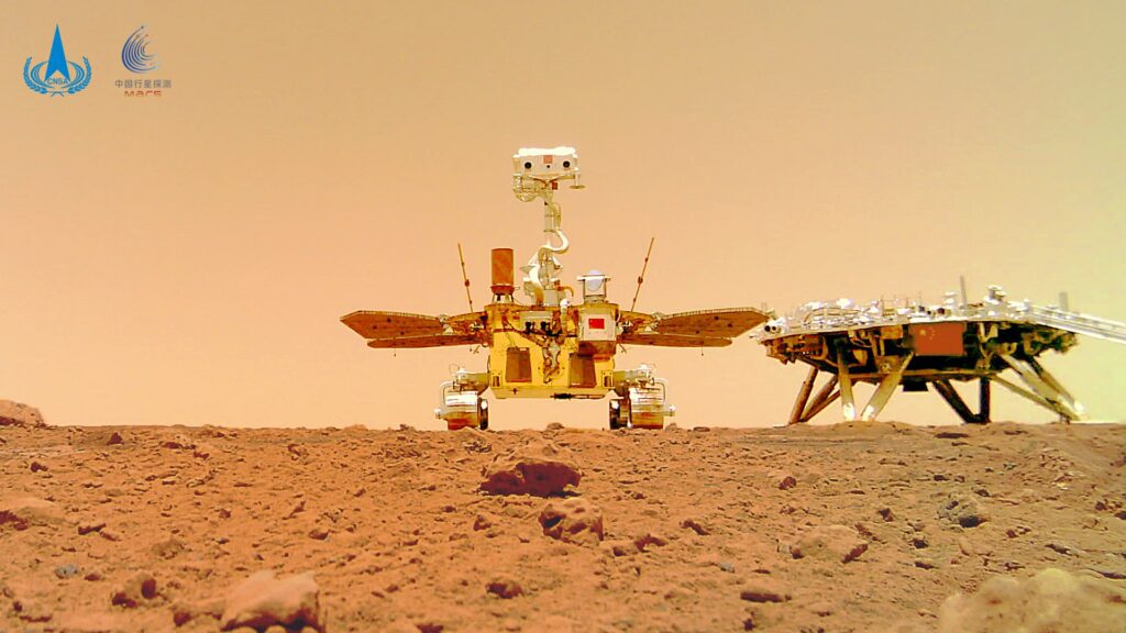 Der chinesische Rover Zhurong und der Lander Tianwan-1 auf der Oberfläche des Mars