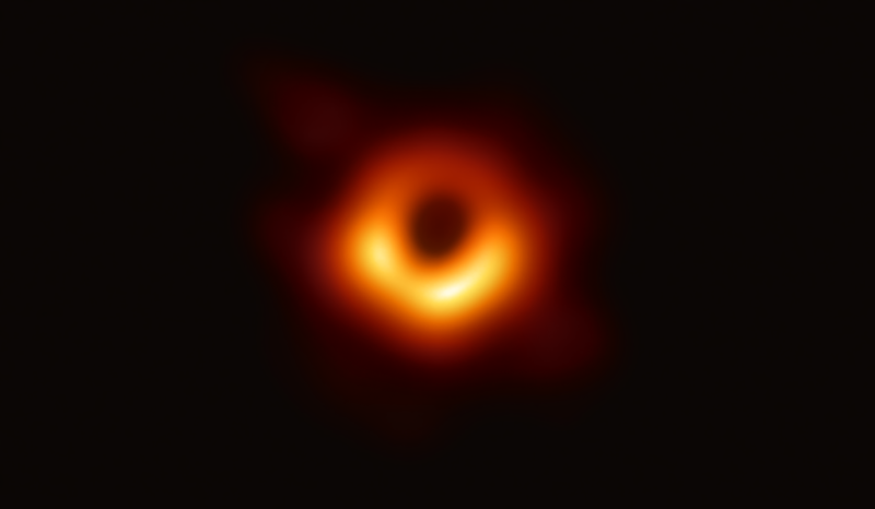 Schwarzes Loch M87* im Zentrum der Galaxie Messier 87 (aufgenommen 2019);
© Event Horizon Telescope (ESO)