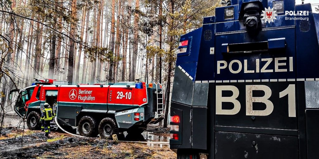 Flughafenfeuerwehr und Wasserwerfer im Einsatz gegen Waldbrand in Brandenburg
