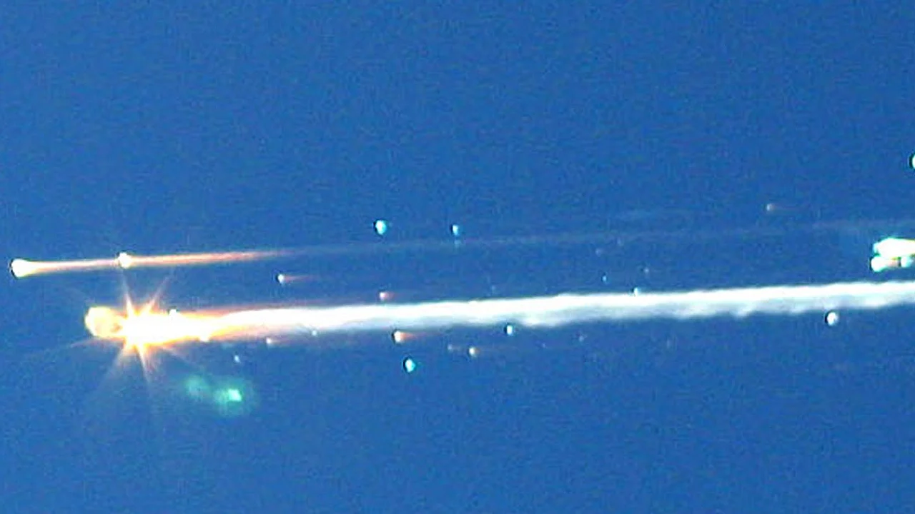 TV-Aufnahmen des auseinander gebrochenen Space Shuttles Columbia am 1. Februar 2003;
© CBS News