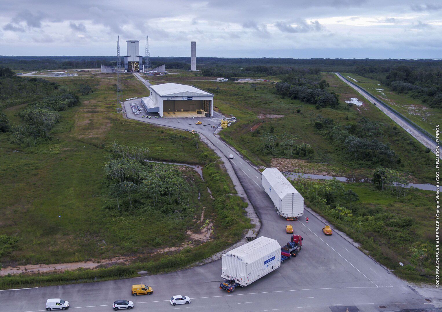 Ariane 6-Kernstufe erreicht europäischen Weltraumbahnhof in Kourou, Französisch-Guayana; © ESA/CNES/Arianespace