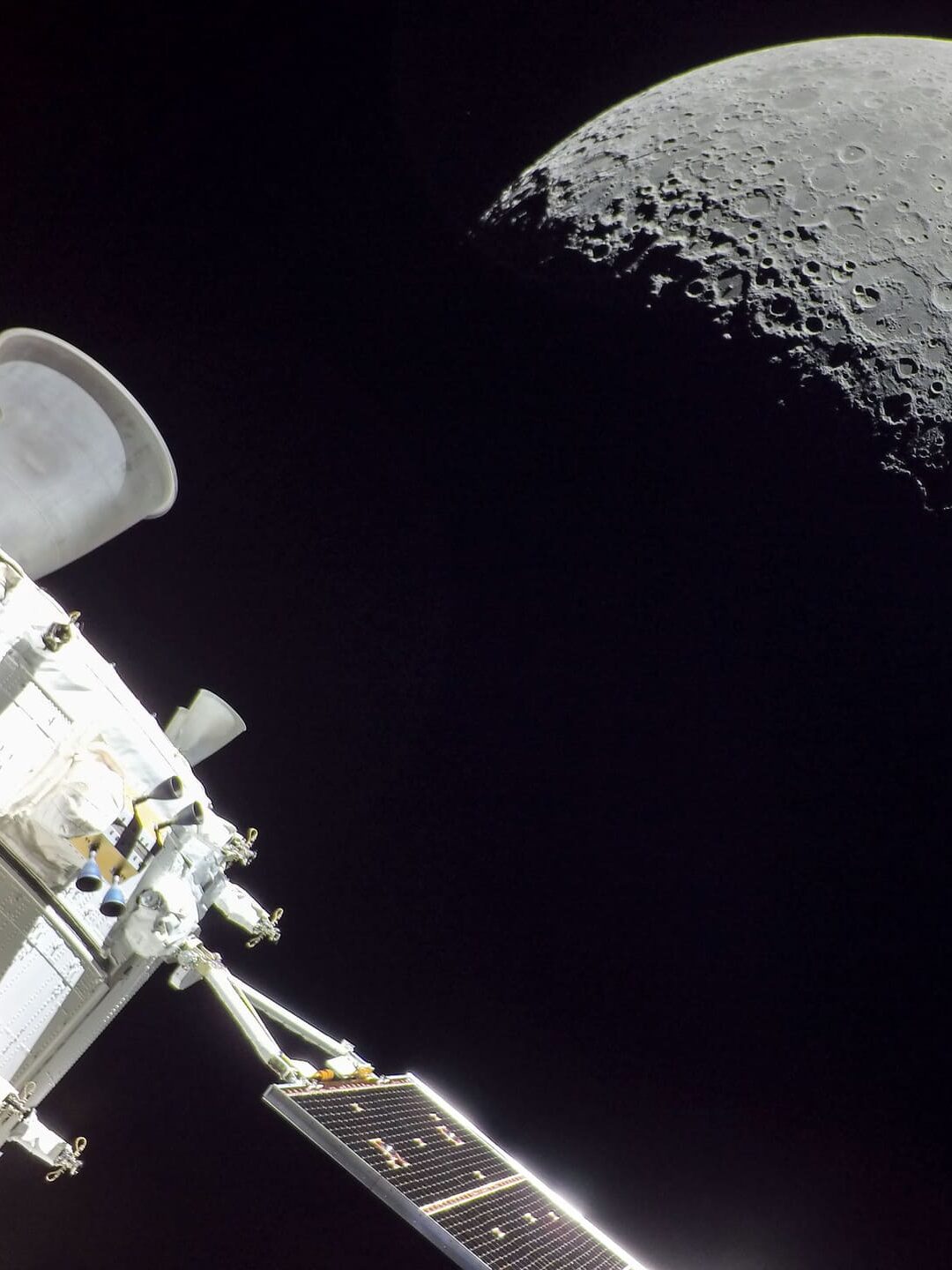 Europäisches Servicemodul fliegt am Mond vorbei;
@ NASA/ESA