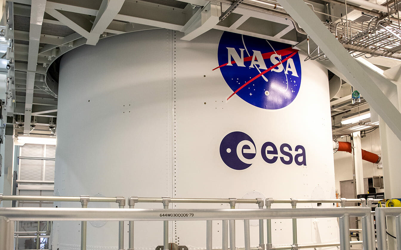 ESA Logo und NASA Logo an Artemis I; © NASA