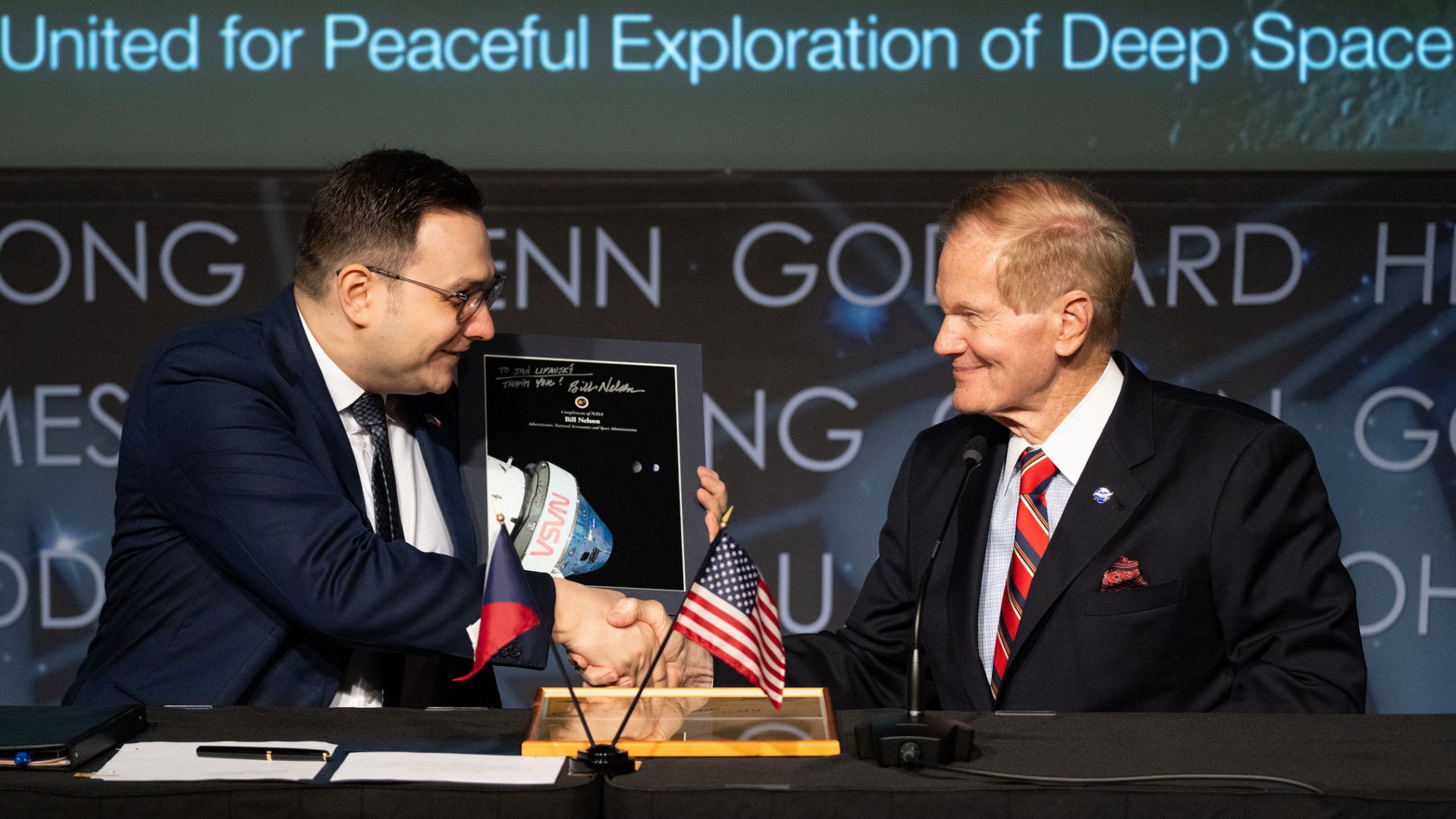 Tschechiens Außenminister Jan Lipavský (li.) und NASA-Administrator Bill Nelson (re.) bei der Unterzeichnung der Artemis Accords; © NASA/Joel Kowsky