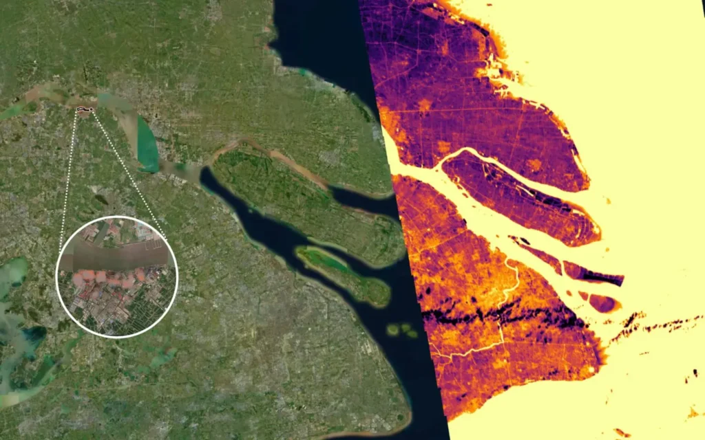 Shanghai, 15. November 2022. Das thermische Infrarotbild rechts wurde von OroraTechs erster Kamera FOREST-1 aus dem Weltraum aufgenommen. Es zeigt große Straßen im Stadtgebiet der Stadt und mehrere Stellen, die auf Abwärme entlang der Küste hinweisen. Der linke Teil des Bildes zeigt Shanghai durch die Augen von OroraTechs Wildfire Solution (WFS). WFS erkennt nicht nur Waldbrände, sondern auch andere Wärmequellen am Boden, wie in diesem Fall ein Zementwerk. Quelle: OroraTech