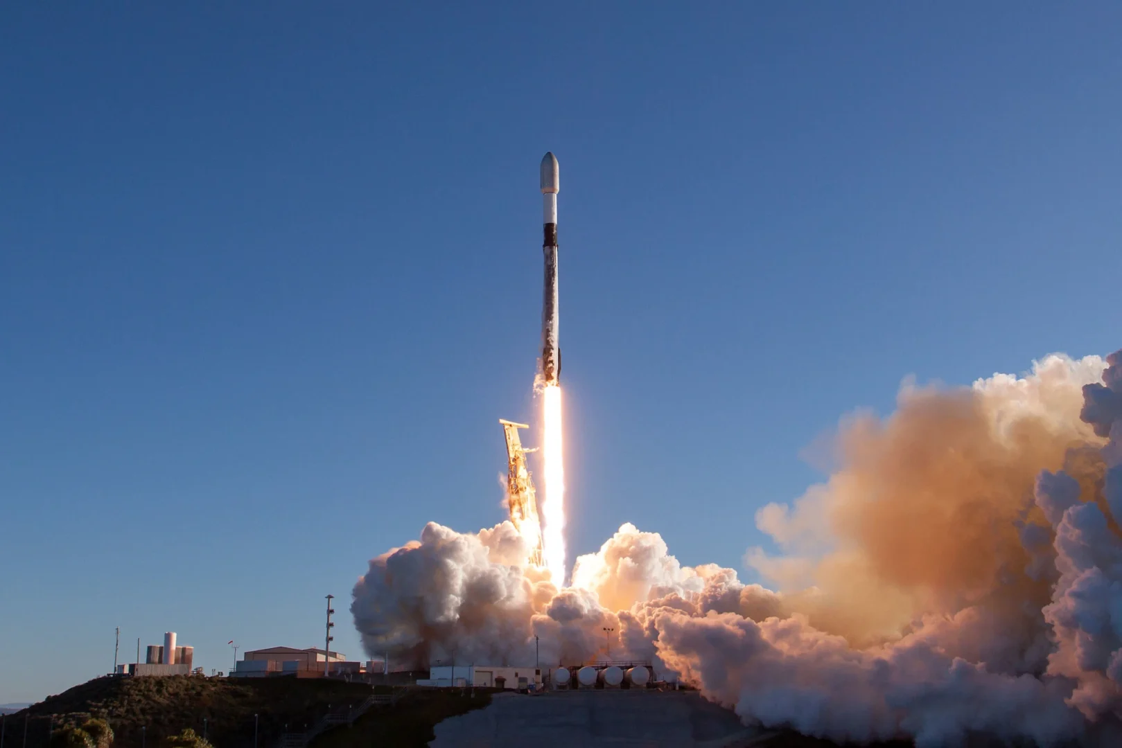 Starlink Group 2-6 & ION SCV009, © Official SpaceX Photos