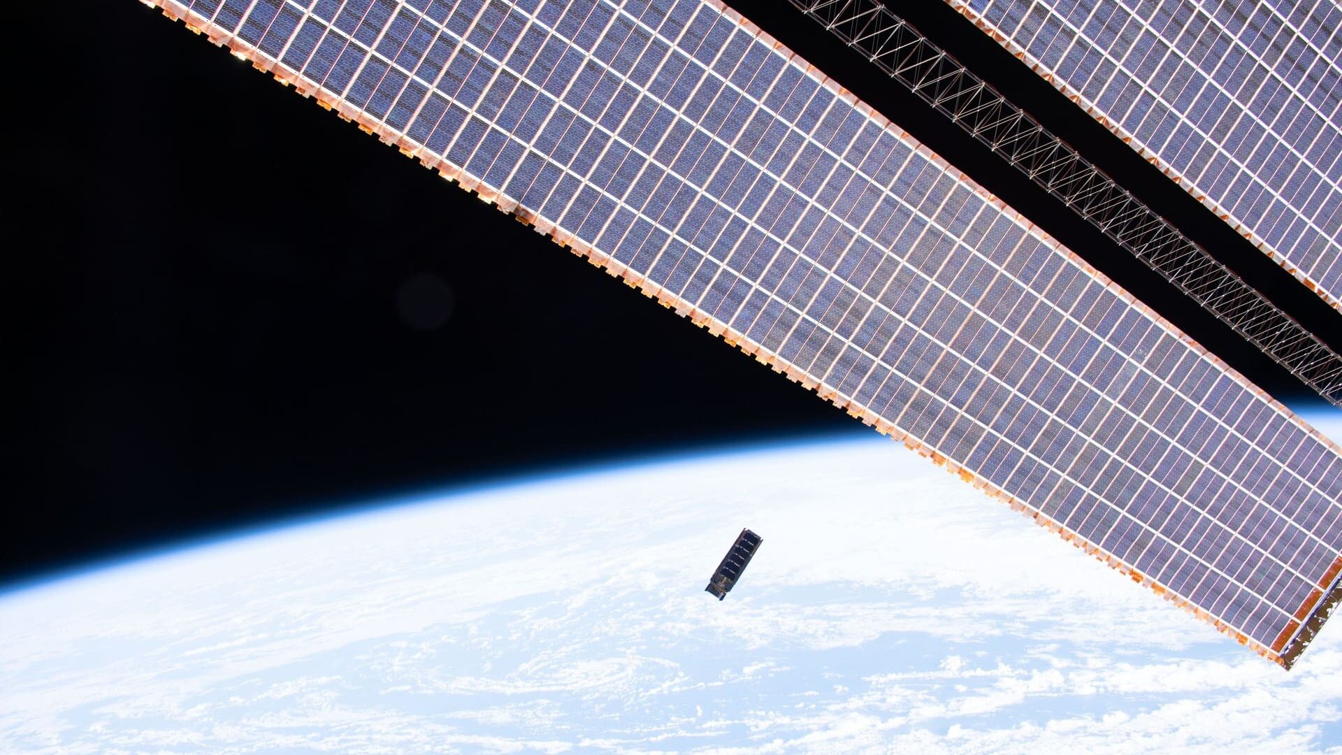 Von der ISS freigesetzter 3U-CubeSat Qarman;
© NASA