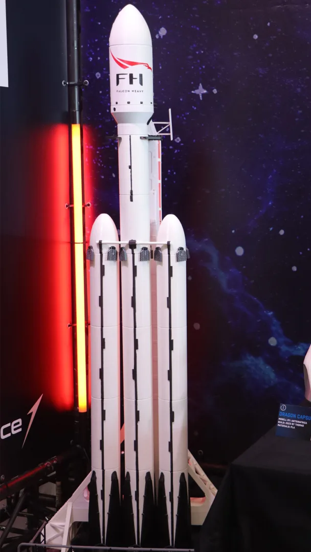 SpaceX Falcon Heavy im Maßstab 1:36 von LuClass auf dem Space Creator Day 2023;
© Martin Dallinger